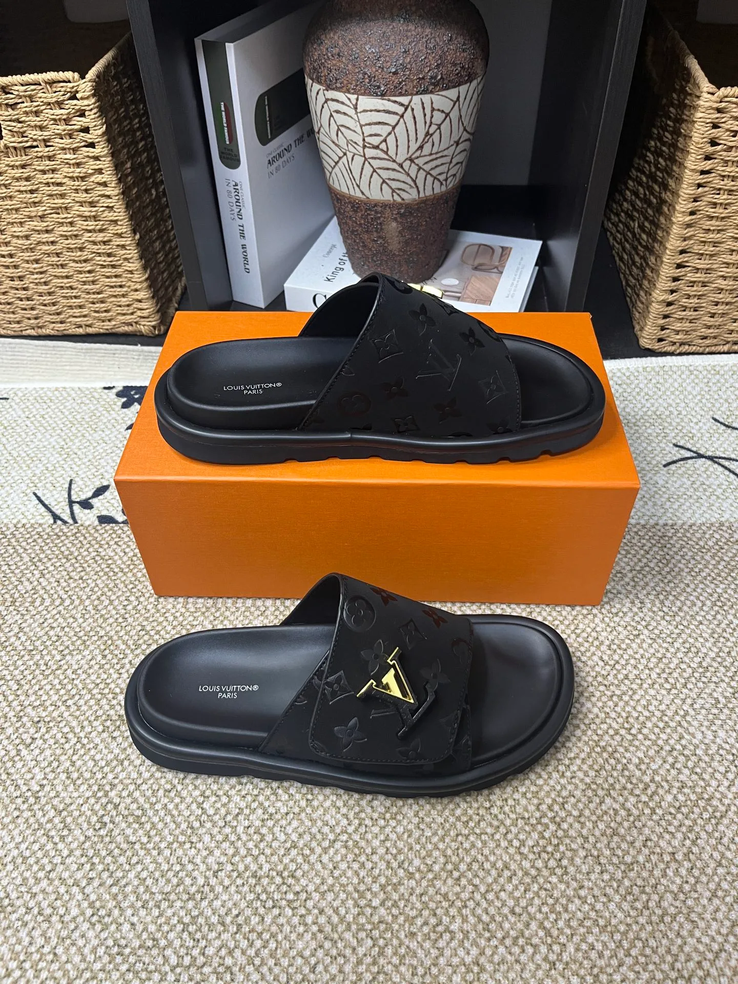 P340 [New Style] [LOUIS VUITTON] Louis Vuitton, LV printing, men's and women's slippers are now on the market, packed in drawer boxes with cloth bags and cards, the upper pattern looks very soft and waxy, and is a super versatile leg slimming tool. Fabric: imported denim/canvas/old fabric, LV hardware LOGO, official website pattern printing, comfortable to wear, feet: high-elastic PU water table. Sole: foam sole, heel height: about 5cm. Code number: 35-46, 35, 45, 46 are custom-made and non-returnable. Color: multiple colors and styles available.